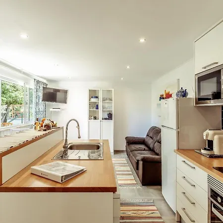 Ferienhaus In Mit Kleinem Gemeinsamem Pool Algés